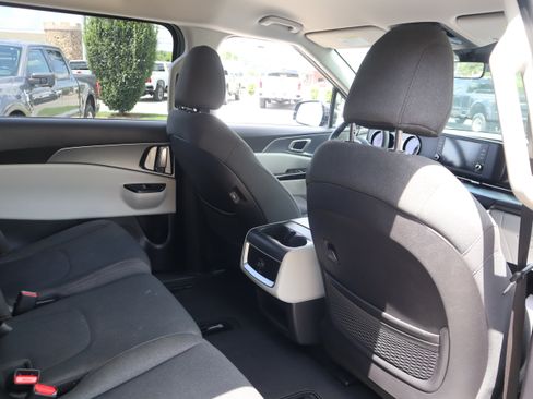 Used 2023 Kia Carnival LX FWD image 24
