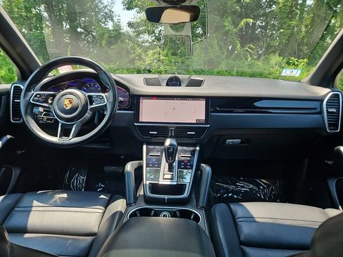 Used 2021 Porsche Cayenne AWD/4WD image 12