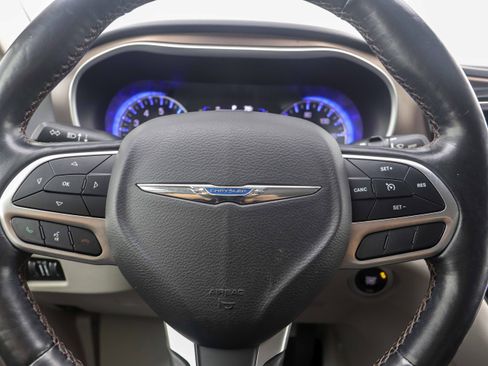 Used 2019 Chrysler Pacifica Touring-L image 26