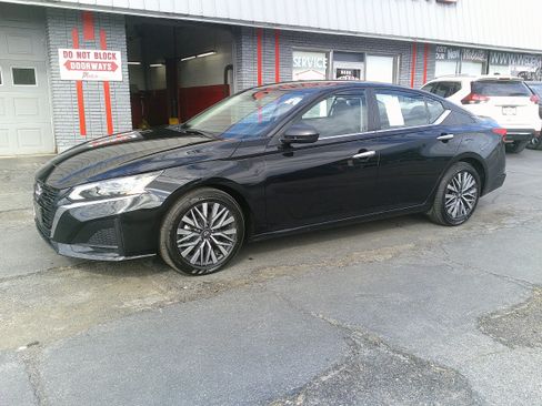 Used 2025 Nissan Altima 2.5 SV FWD image 17
