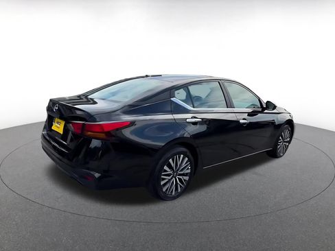 Used 2025 Nissan Altima 2.5 SV FWD image 13