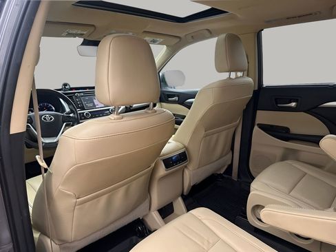 Used 2019 Toyota Highlander XLE image 18