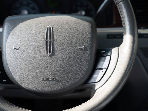Used 2007 Lincoln Town Car Signature RWD image 34