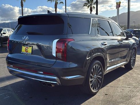 Used 2023 Hyundai Palisade Calligraphy image 2