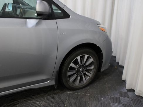 Used 2018 Toyota Sienna Limited image 12