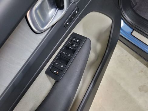 Certified 2024 Volvo XC40 B5 Plus w/ Protection Package Premier image 22