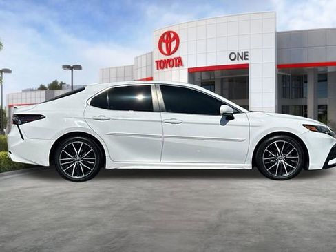Used 2021 Toyota Camry SE w/ Carpet Mat Package (TMS) FWD image 3