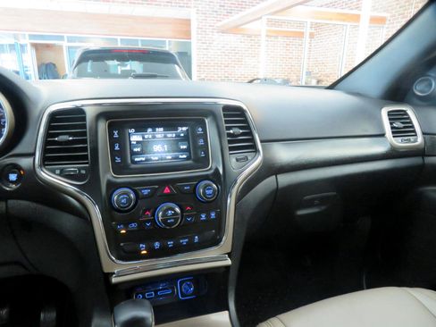 Used 2017 Jeep Grand Cherokee Laredo image 36