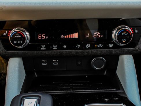 New 2025 Mitsubishi Outlander SE image 22