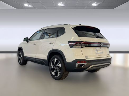 New 2026 Volkswagen Taos SE image 3