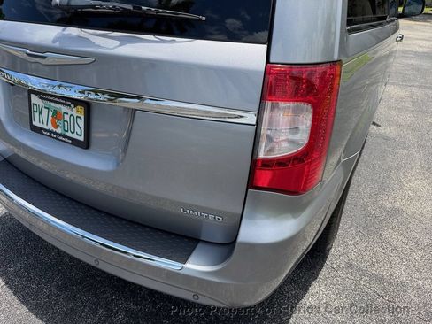 Used 2013 Chrysler Town & Country Limited w/ Luxury Group FWD image 22