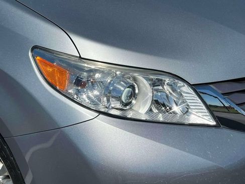 Used 2017 Toyota Sienna XLE w/ XLE Navigation Package FWD image 8