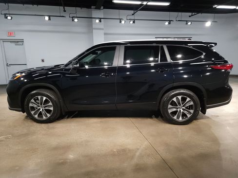 Used 2023 Toyota Highlander XLE image 4