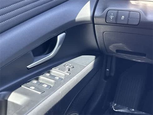 Used 2025 Hyundai Elantra Limited image 19