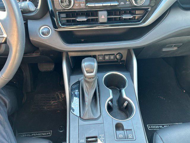 Used 2020 Toyota Highlander XLE FWD image 21