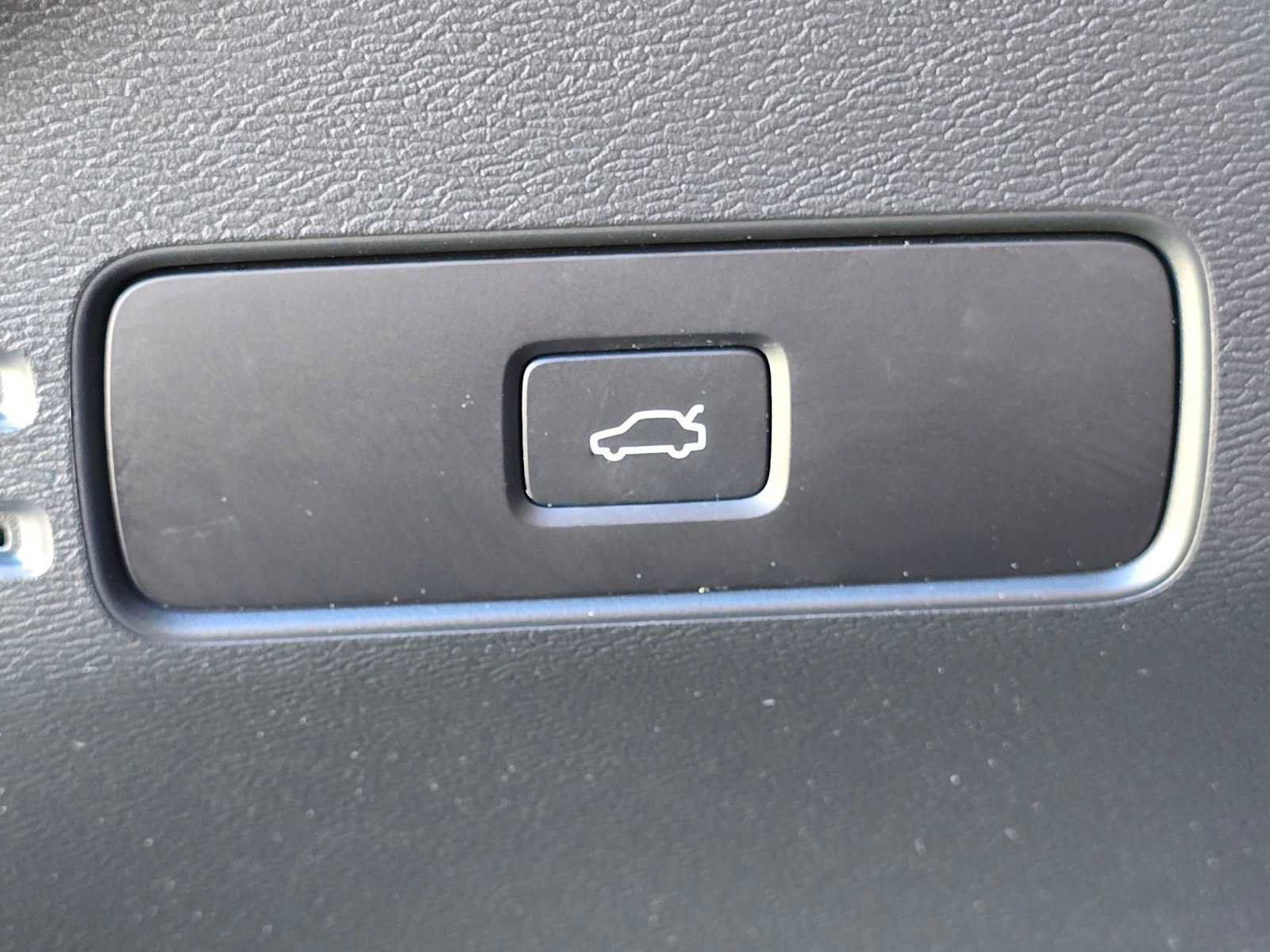 Used 2023 Volvo XC40 Recharge Plus w/ Protection Package Premier AWD/4WD image 32