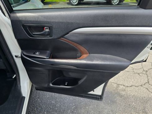 Used 2014 Toyota Highlander Plus FWD image 29