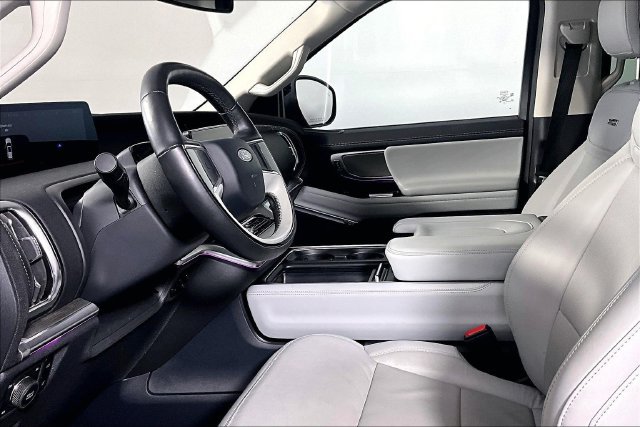 Used 2025 Ford Expedition Platinum w/ Driver's Package AWD/4WD image 14