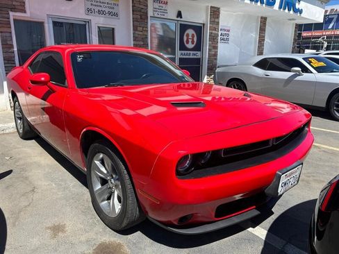 Used 2021 Dodge Challenger SXT RWD image 4