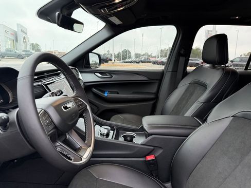 New 2025 Jeep Grand Cherokee Altitude image 9