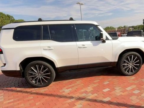 Used 2025 Lexus GX 550 w/ Accessory Package (2T) AWD/4WD image 2