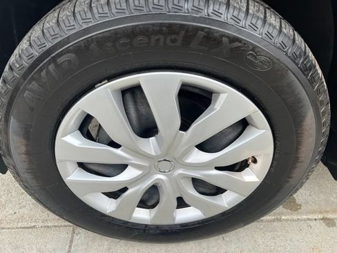 Used 2018 Toyota RAV4 LE AWD/4WD image 9