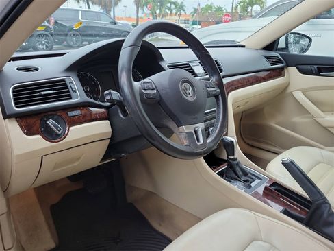 Used 2012 Volkswagen Passat 3.6 SEL Premium image 10