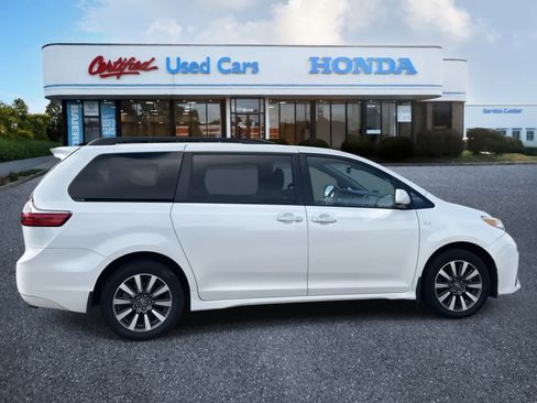 Used 2020 Toyota Sienna XLE image 6