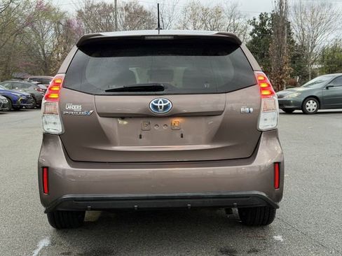 Used 2017 Toyota Prius V Five image 4
