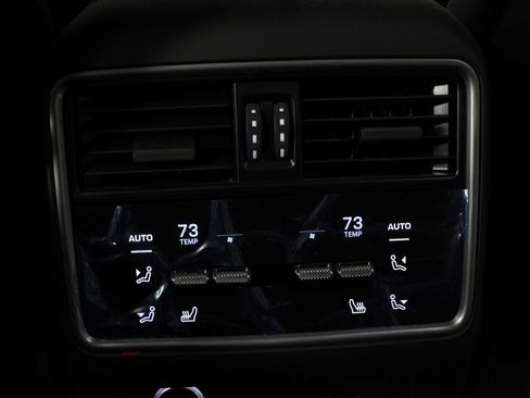 Certified 2025 Porsche Cayenne AWD/4WD image 33