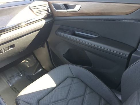 Certified 2024 Volkswagen Atlas SE image 17