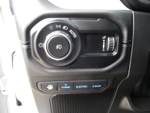 Used 2025 Jeep Wrangler Unlimited Sahara AWD/4WD image 31