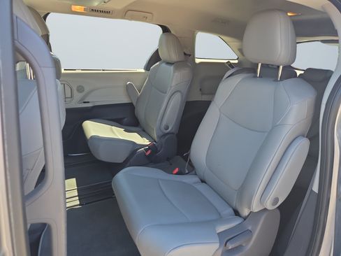 Used 2021 Toyota Sienna XLE w/ XLE Plus Package FWD image 14