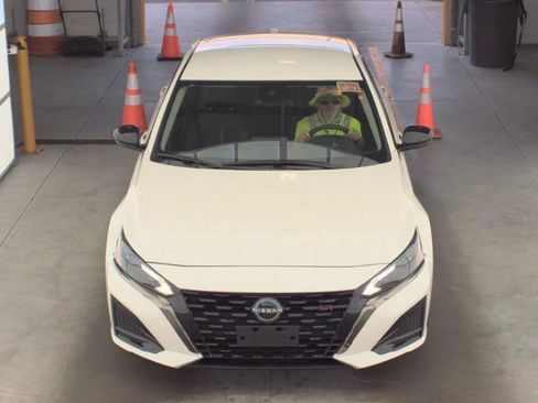 Used 2025 Nissan Altima 2.5 SR FWD image 2