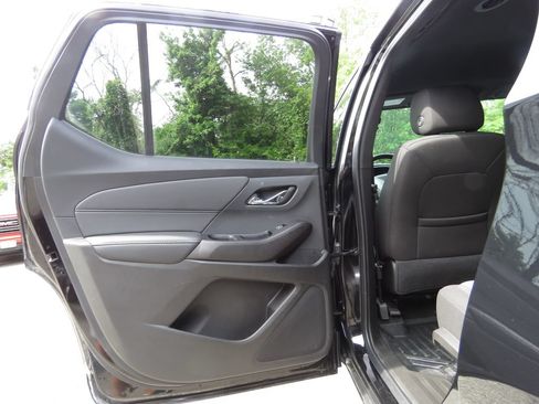 Used 2023 Chevrolet Traverse LT w/ LPO, Cargo Package AWD/4WD image 19