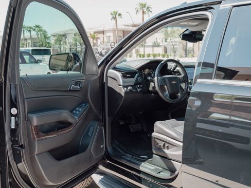 Used 2017 Chevrolet Tahoe LT w/ Luxury Package RWD image 5