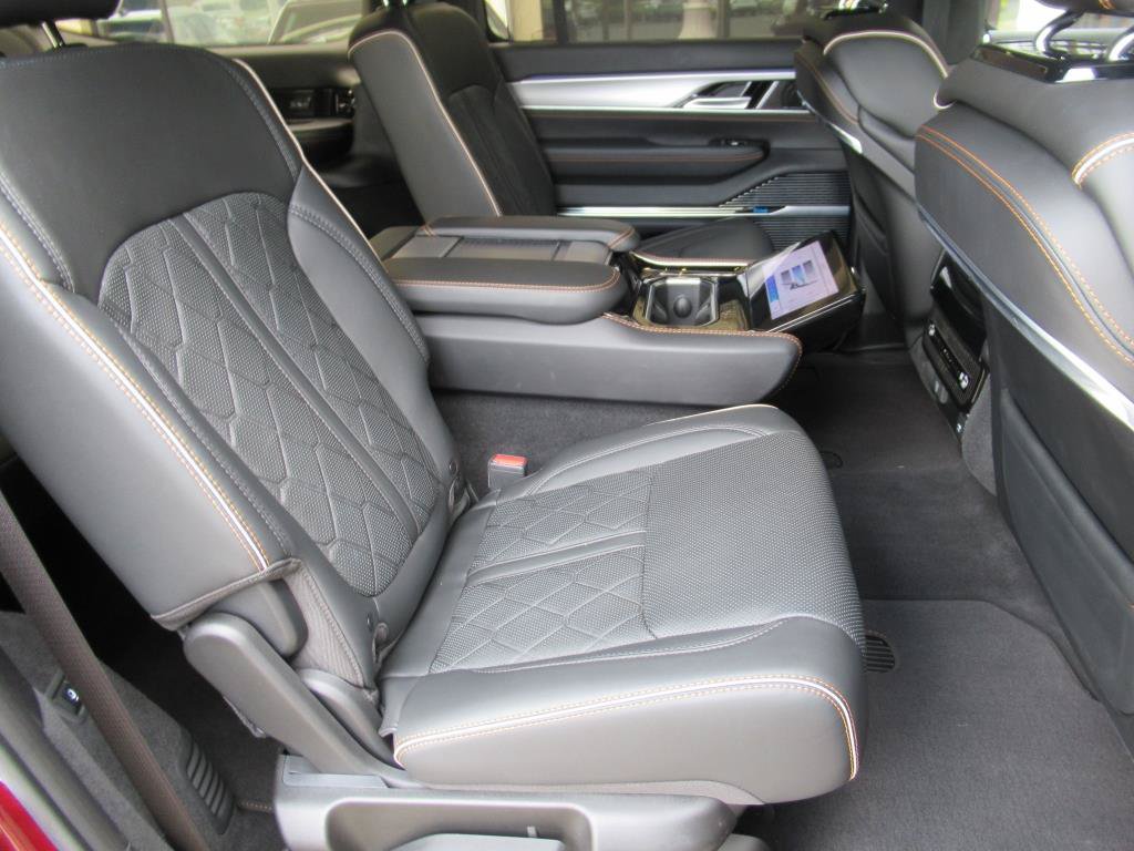 Used 2023 Jeep Grand Wagoneer Series III AWD/4WD image 16