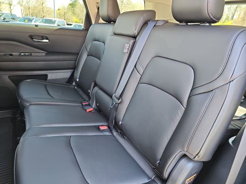 New 2025 Nissan Pathfinder SL image 15