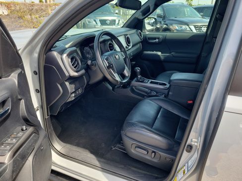 Used 2020 Toyota Tacoma TRD Sport w/ TRD Premium Sport Package AWD/4WD image 10