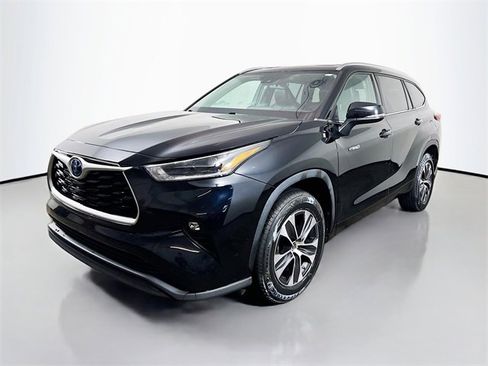 Used 2021 Toyota Highlander XLE image 3