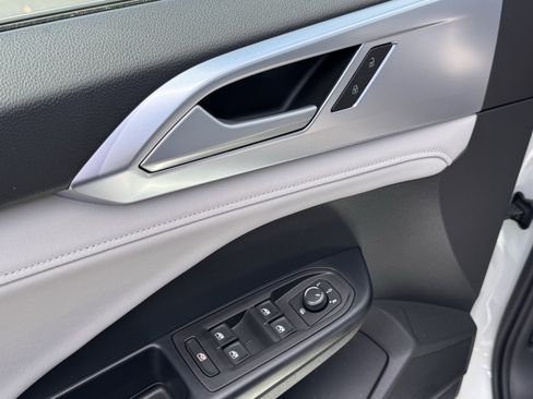 Used 2025 Volkswagen Taos SE FWD image 15