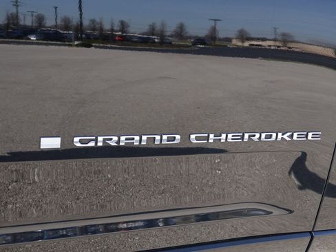 Used 2022 Jeep Grand Cherokee Overland w/ Luxury Tech Group IV image 10