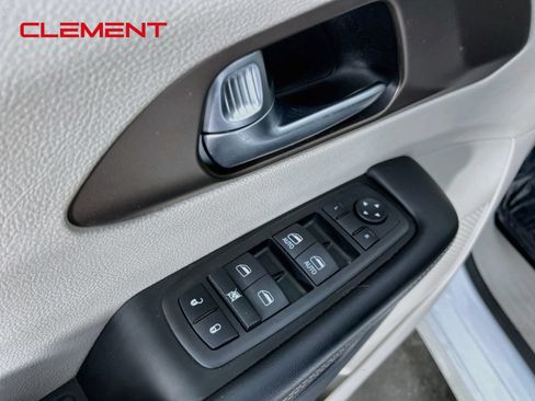 Used 2022 Chrysler Voyager LX FWD image 25