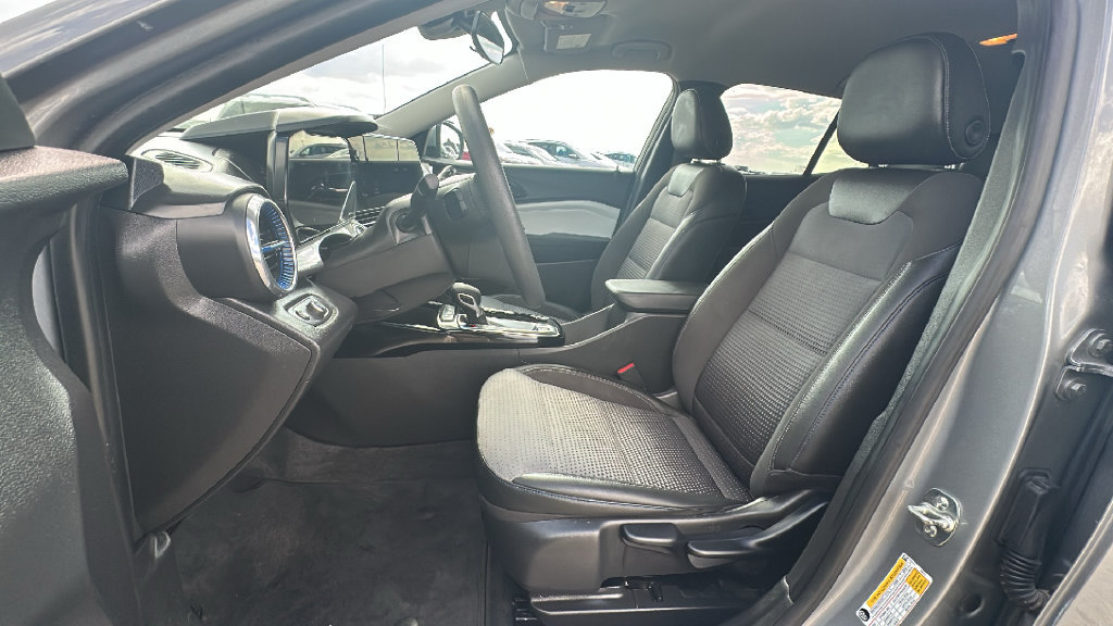 Used 2025 Chevrolet Trax LT FWD image 4