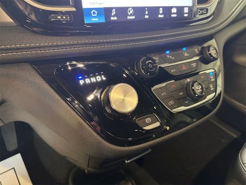 Used 2025 Chrysler Pacifica Select w/ Uconnect Theater Family Group image 21