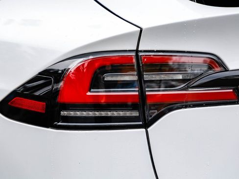 Used 2023 Tesla Model X image 8