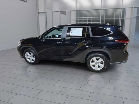 Used 2024 Toyota Highlander LE FWD image 6