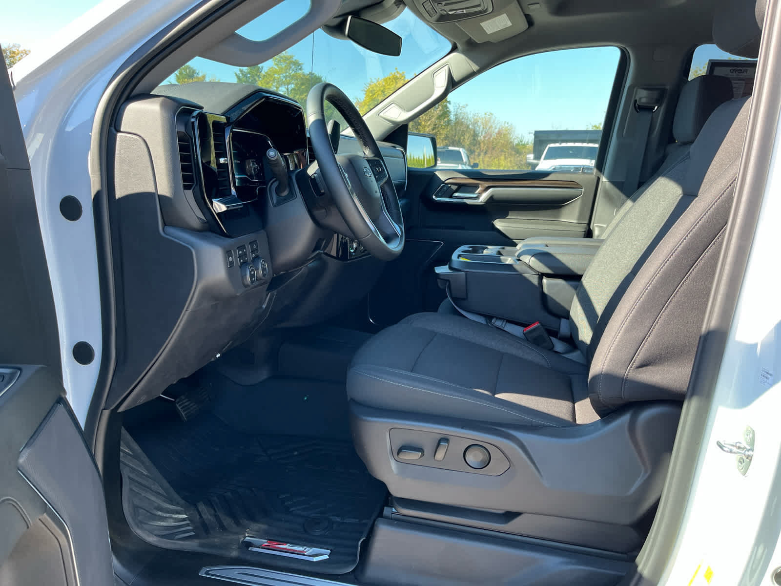 Used 2024 Chevrolet Silverado 1500 LT Trail Boss w/ LPO, Dark Essentials Package AWD/4WD image 10