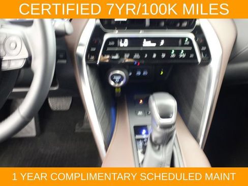 Used 2024 Toyota Venza XLE AWD/4WD image 25