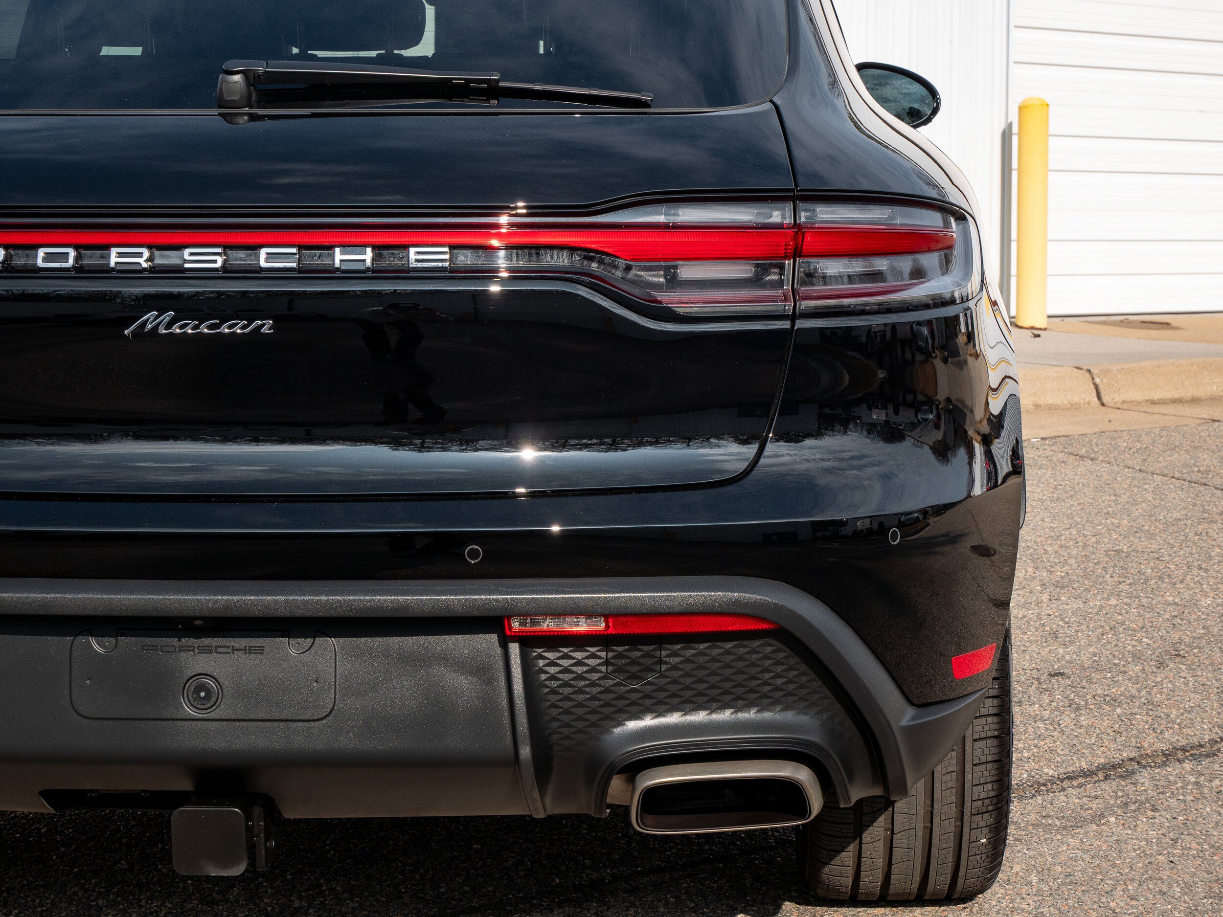 Certified 2025 Porsche Macan AWD/4WD image 14
